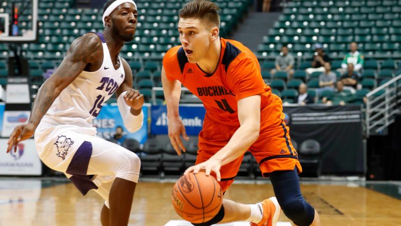 Teknik yang digunakan mengoper bola jarak jauh dalam permainan bola basket disebut dengan baseball pass. Chest Pass Teknik Yang Digunakan Mengoper Bola Jarak Dekat