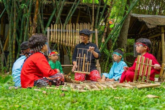 Get Penyanyi Lagu Daerah Yang Diiringi Musik Tradisional Di Sunda Dan Bali Disebut
&nbsp;Background