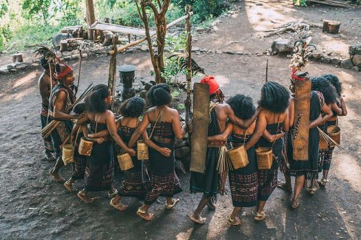 13+ Tari Badong Dari Toraja, Sulawesi Selatan Menggunakan Pola Lantai
PNG