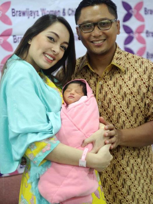 A rajin dalam menimba ilmu. â Biodata Dr Reisa Broto Asmoro Host Acara Dr OZ Trans Tv